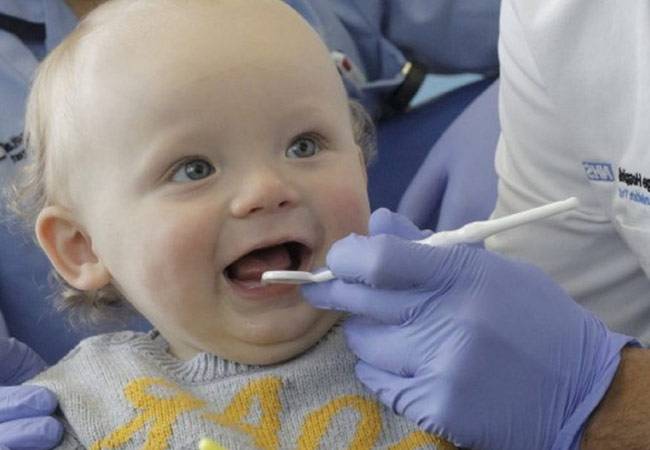 Крошатся зубы у ребенка: почему разрушается эмаль молочных единиц и что делать при этом?