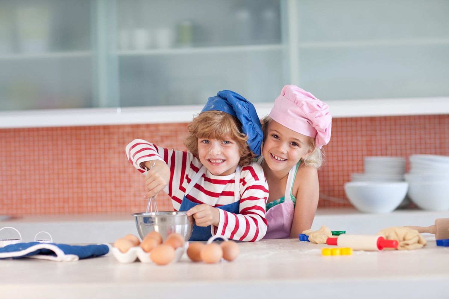 13 вариантов занять ребёнка, пока мама на кухне