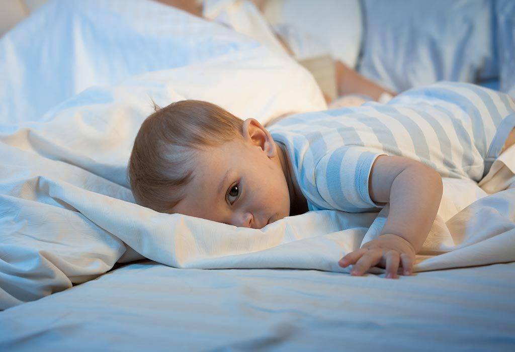 Почему новорожденный ребенок или грудничок не спит целый день, при этом плачет или нет?