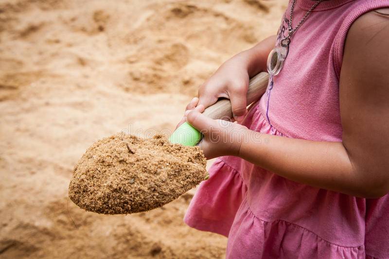 Почему ребенок ест землю и песок, чего не хватает организму и что делать?