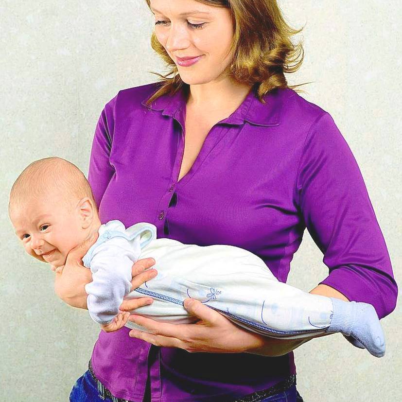 Как правильно держать и брать на руки новорожденного – советы для родителей