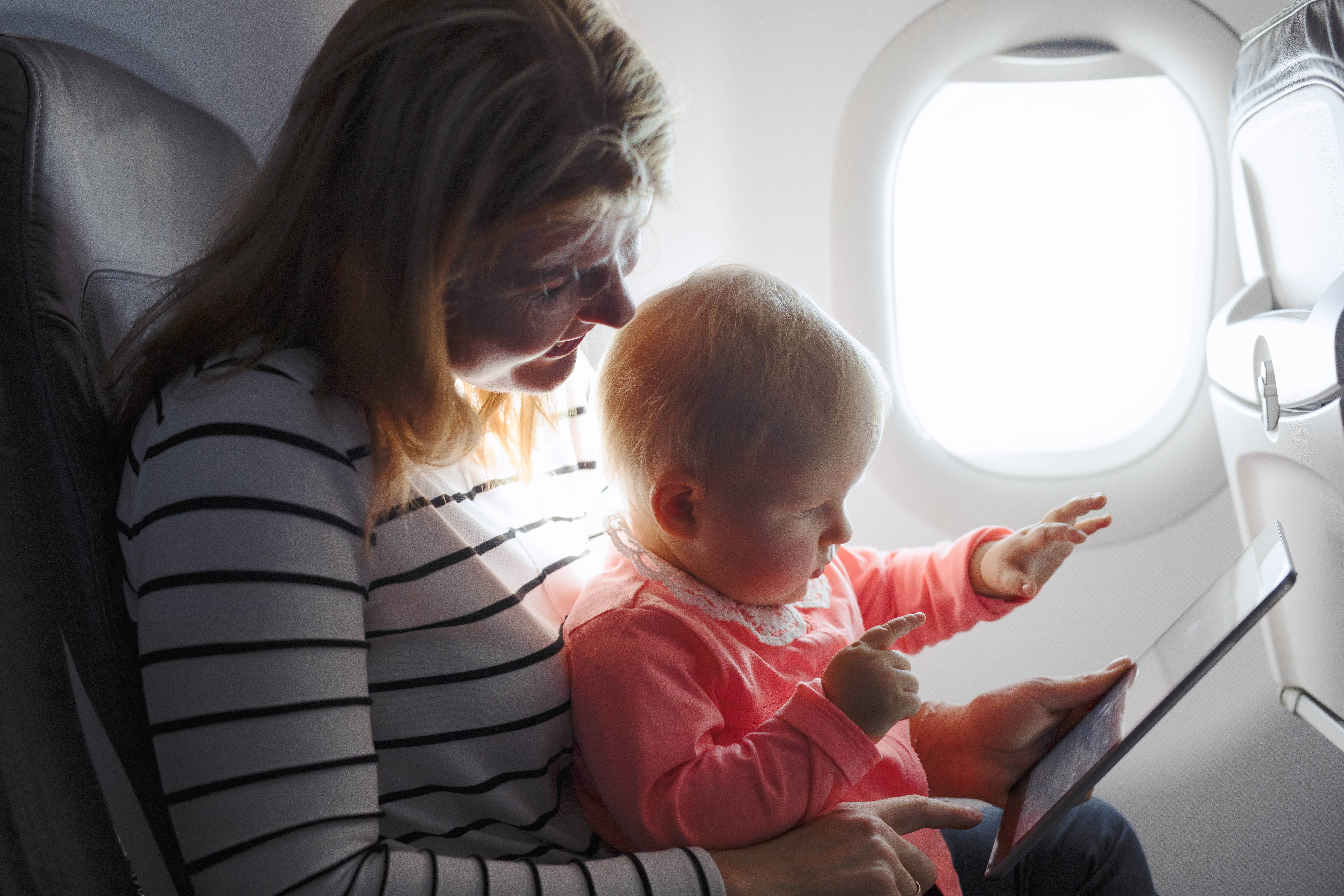 Брать детей в путешествия. Перелет с ребенком. Самолет для детей. Маленькие дети в самолете. Младенец в самолете.