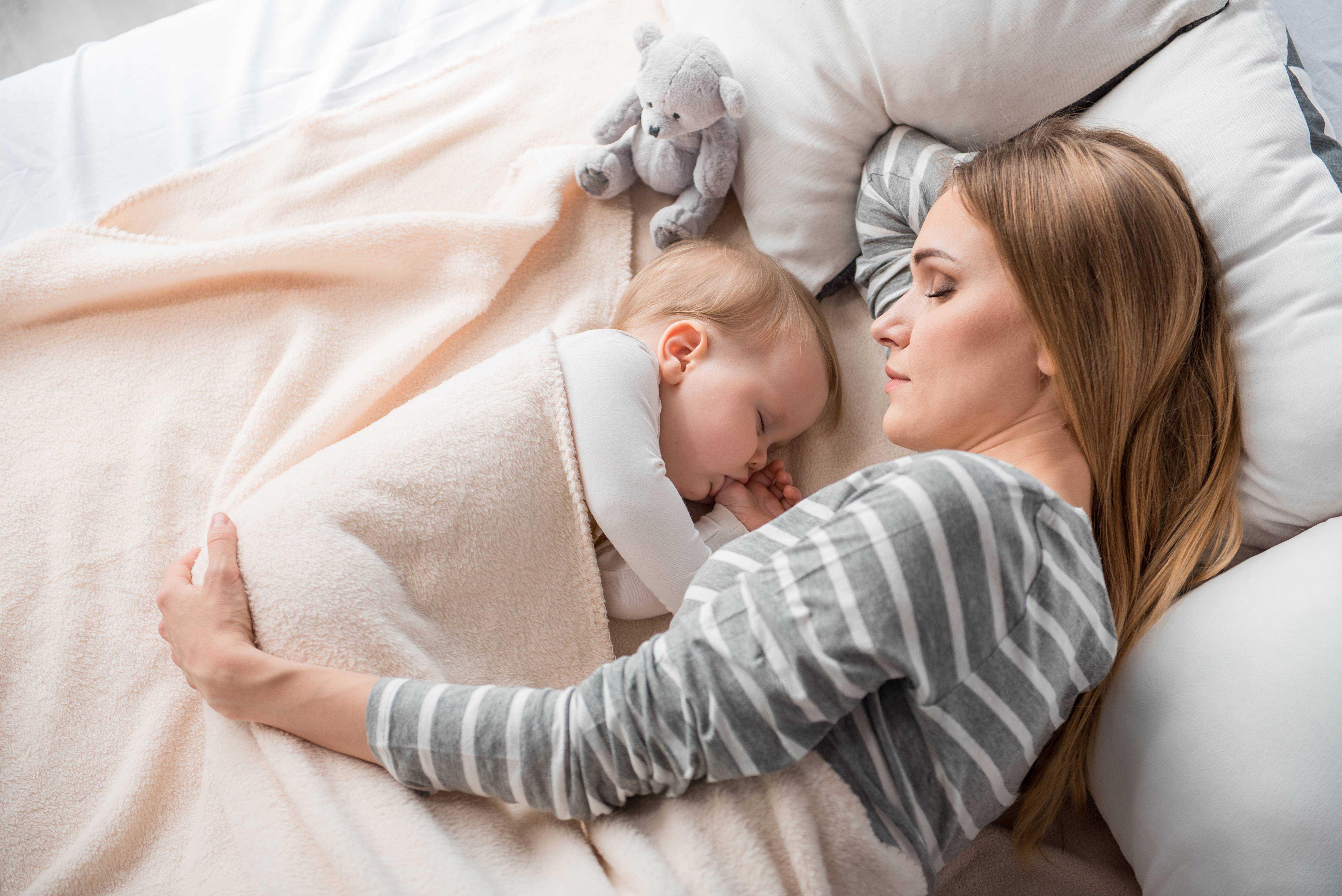 Mom is son. Мать с ребенком. Совместный сон с ребенком. Мама и спящий малыш. Совместный сон ребенка с мамой.