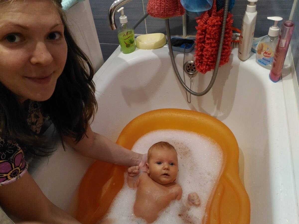 Как купать малыша в месяц. Ванна для купания ребенка. Купание грудничка в ванной. Купание ребенка в 1 месяц. Марганец для купания новорожденных.