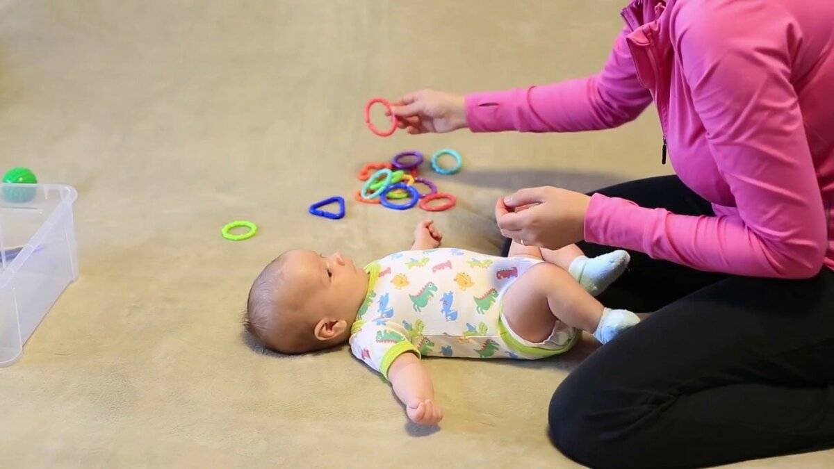 Развитие ребенка в 3 месяца: что должен уметь и как заниматься с малышом