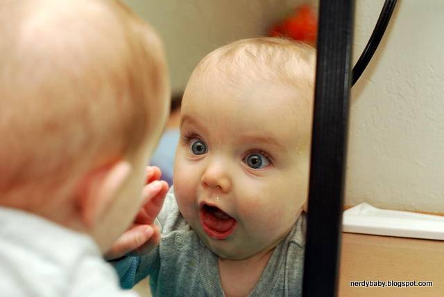 Почему нельзя показывать новорожденного в зеркало: объективные причины и суеверия