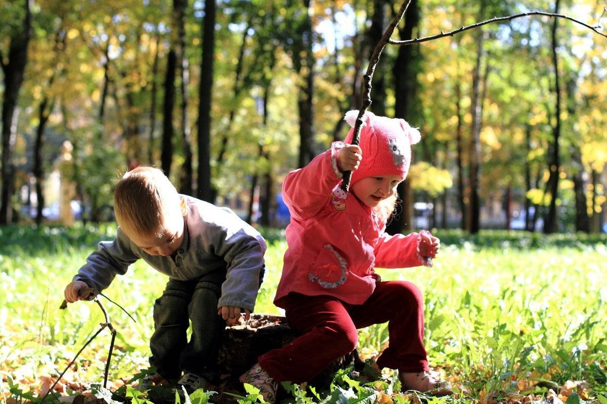 На свежем воздухе можно гулять. Дети в парке. Дети на прогулке. Прогулка в лесу. Прогулки с малышом.