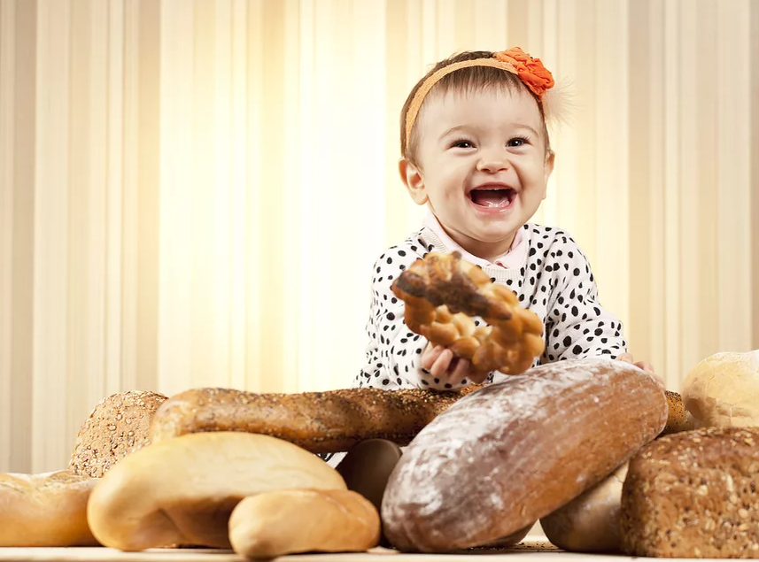 Человек есть много хлеба. Хлеб для детей. Кушать хлеб. Ребенок с булкой. Ребенок ест булочку.