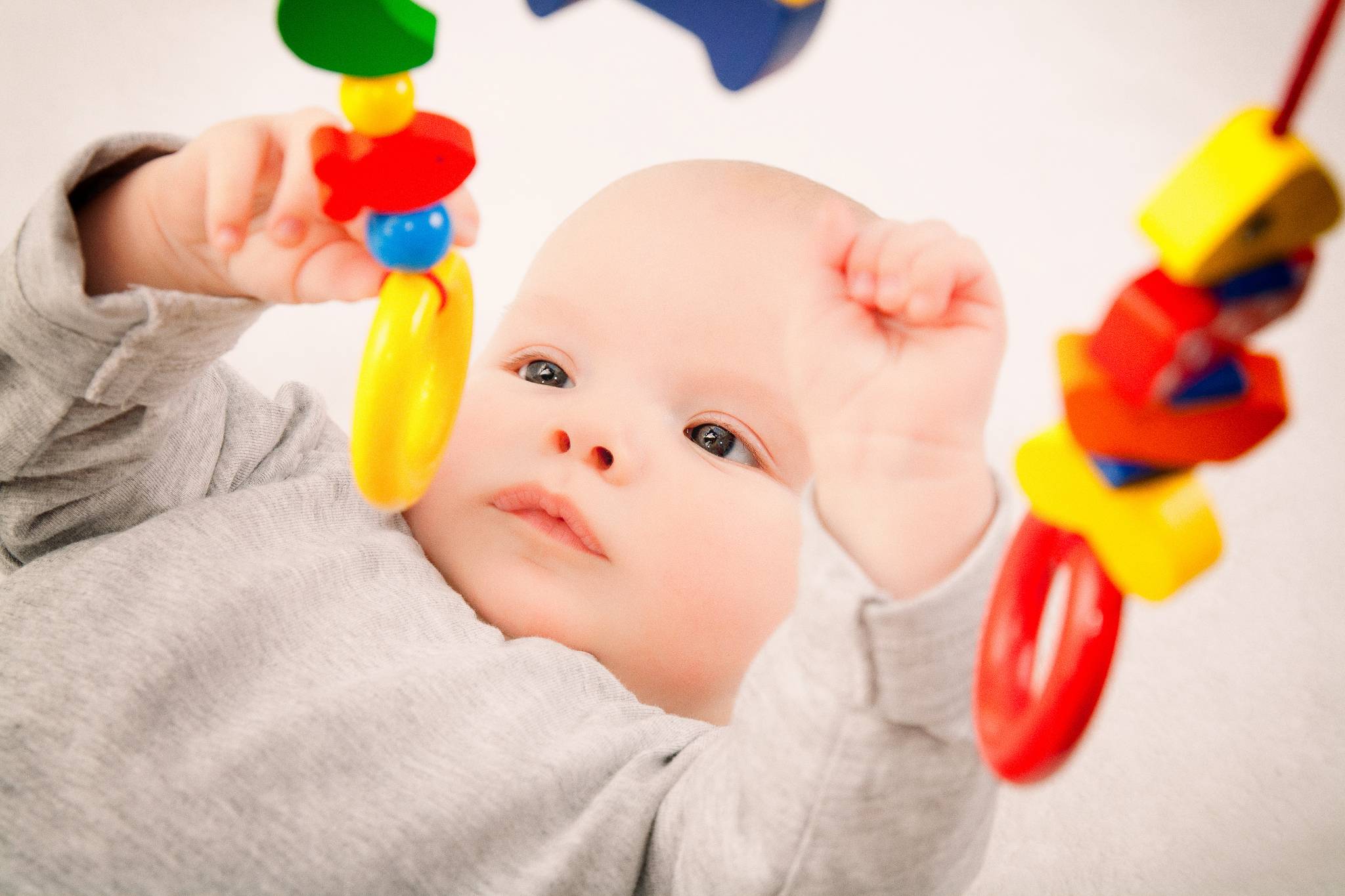 Когда ребенок начинает сам держать игрушку в руке?