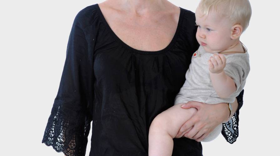 Как правильно держать новорожденного, как носить и класть кроху | alkopolitika.ru