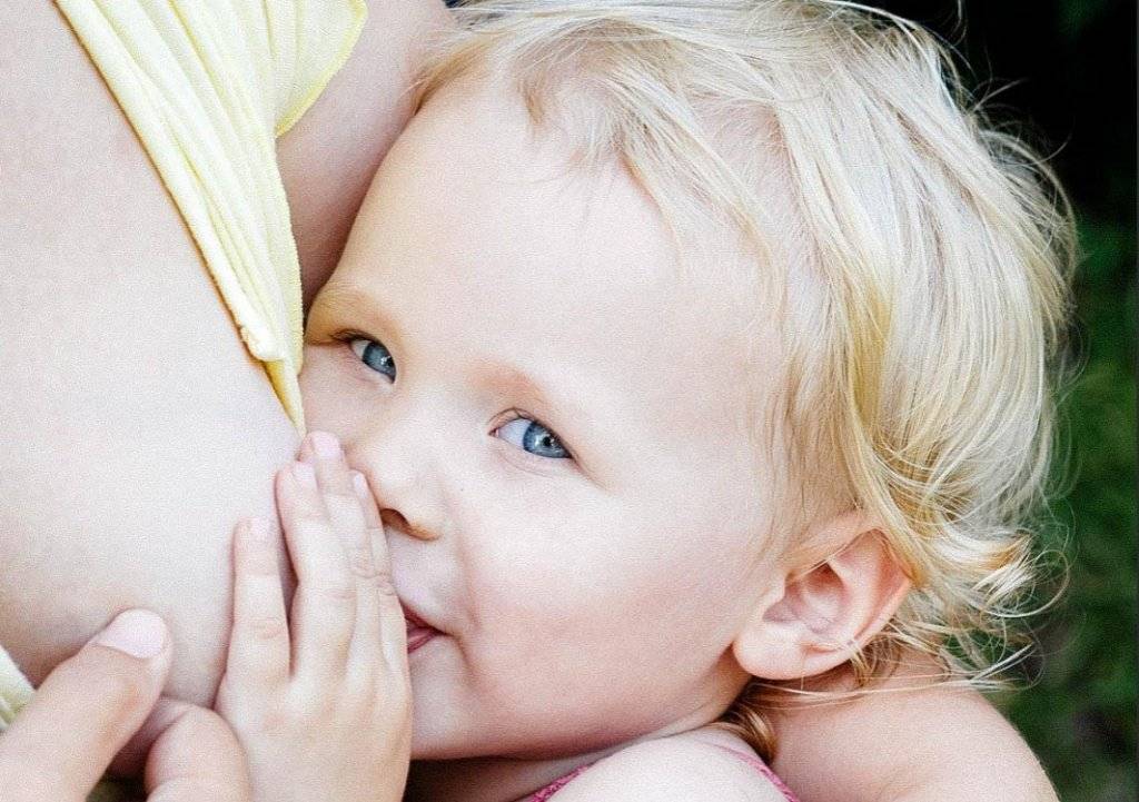Почему ребенок отказывается от груди в месяц и старше?