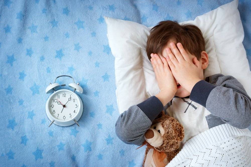 Как поступить, если новорожденный ребенок начал вздрагивать во сне?