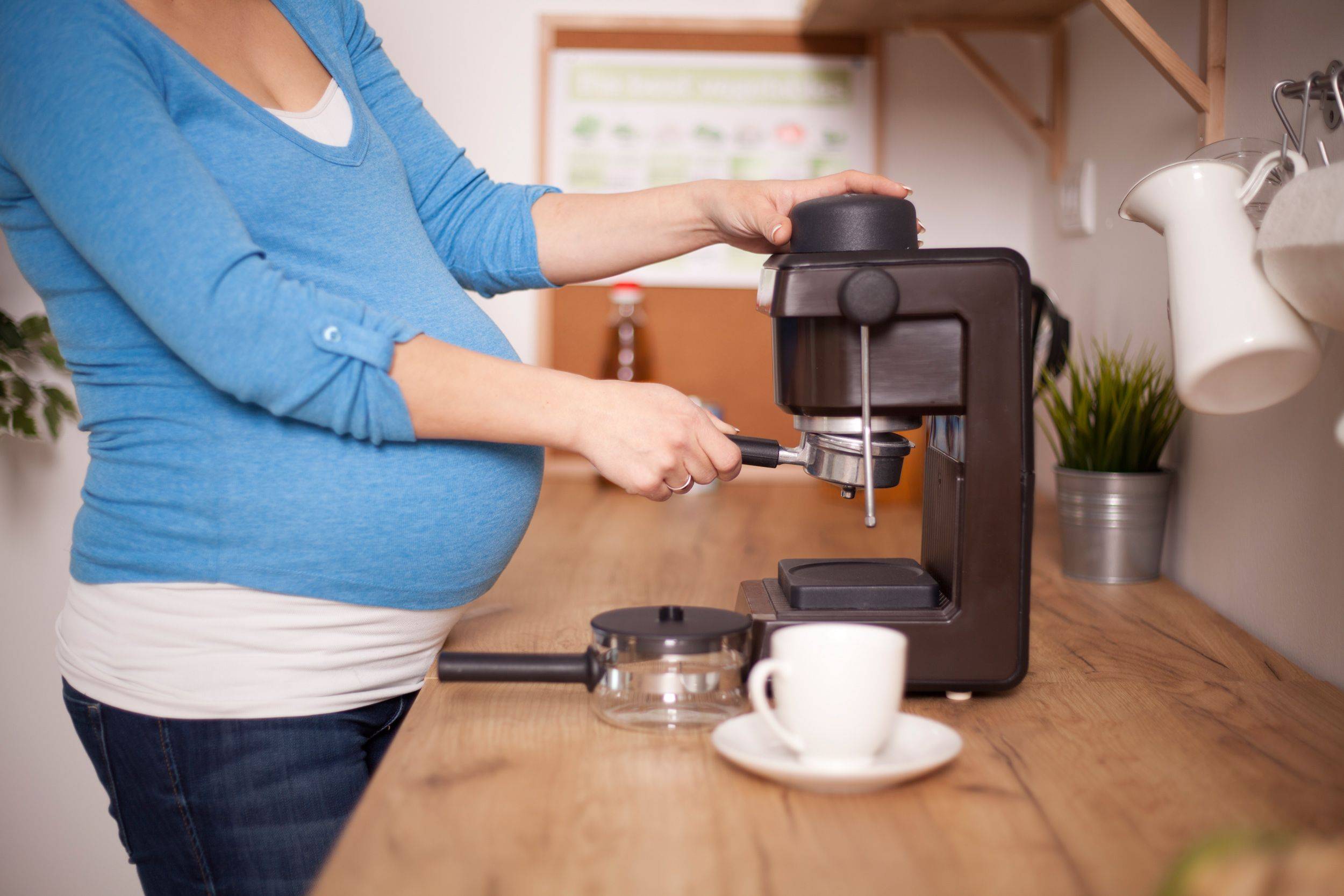 Можно кофе в первом триместре. Кофе и беременность. Кофе пить беременным. Кофеин и беременность.