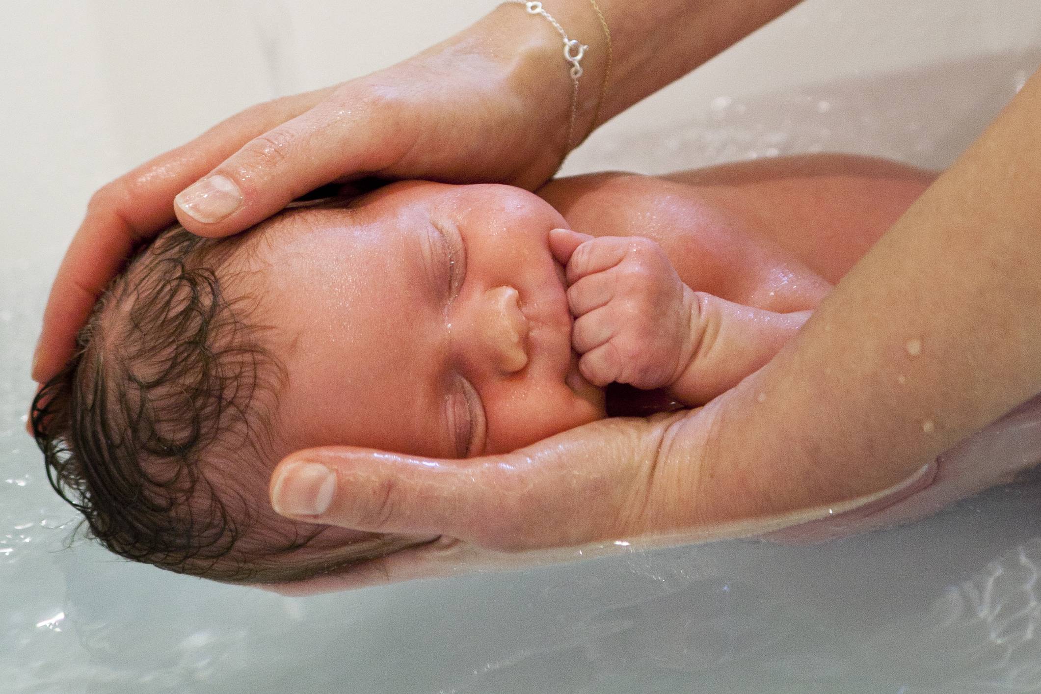 Как мыть голову новорожденному ребенку