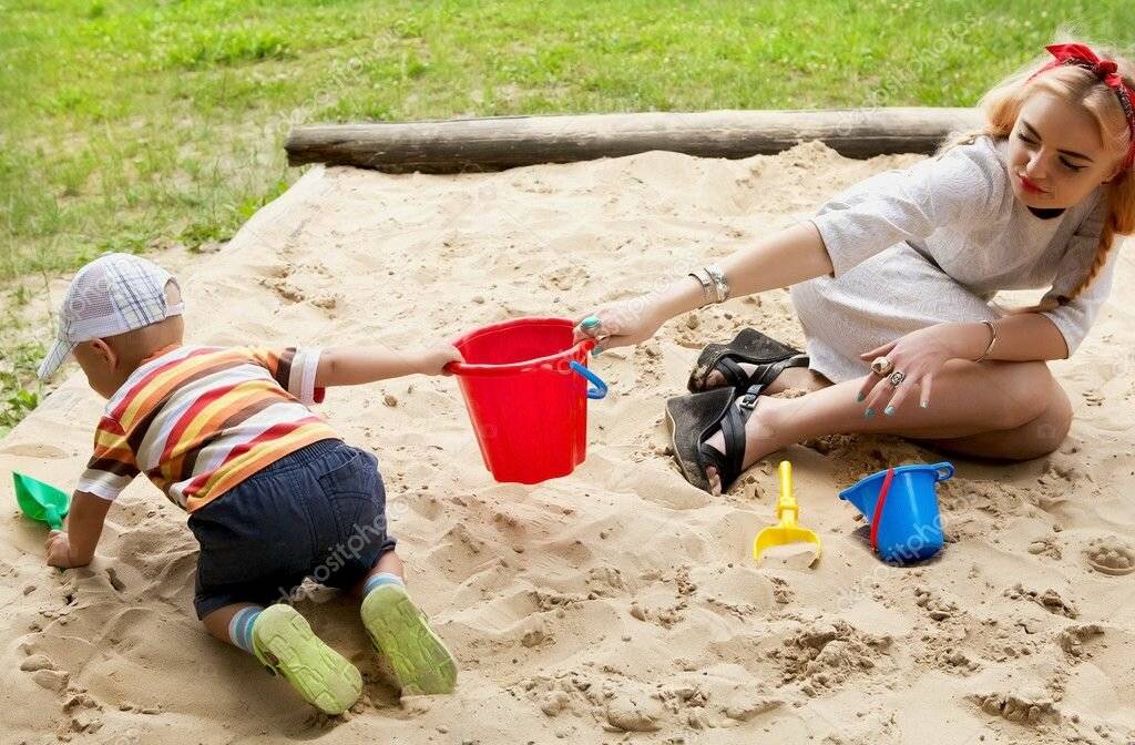 Ребенок всех обижает в песочнице!