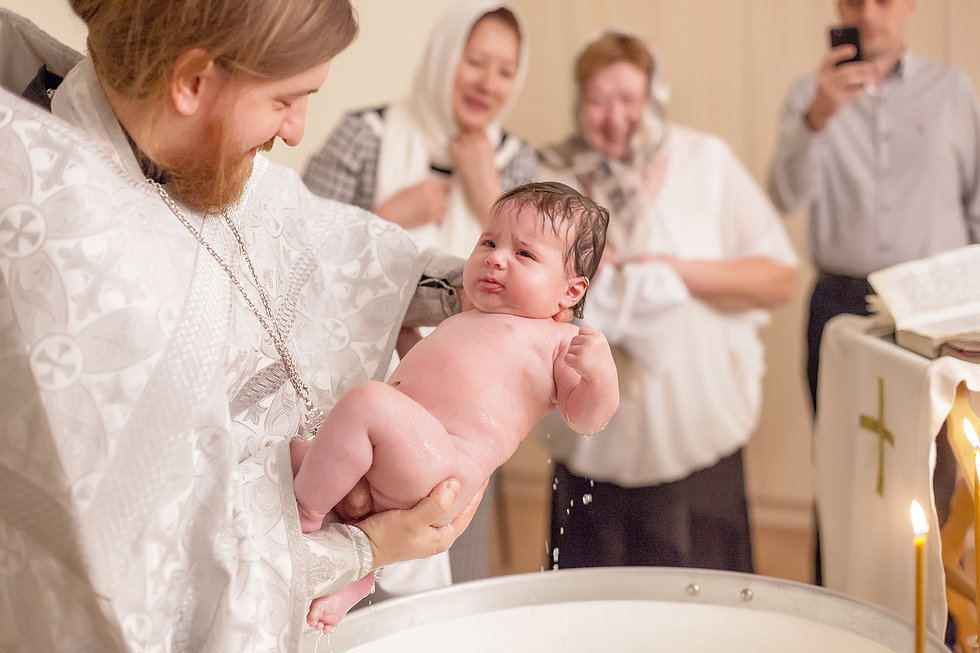 Можно ли крестить ребенка на пасху. Крещеная или крещенная. Причащение при крещении детей. Крещение младенца с Ионой. Крещение ребенка на 40 день после рождения.