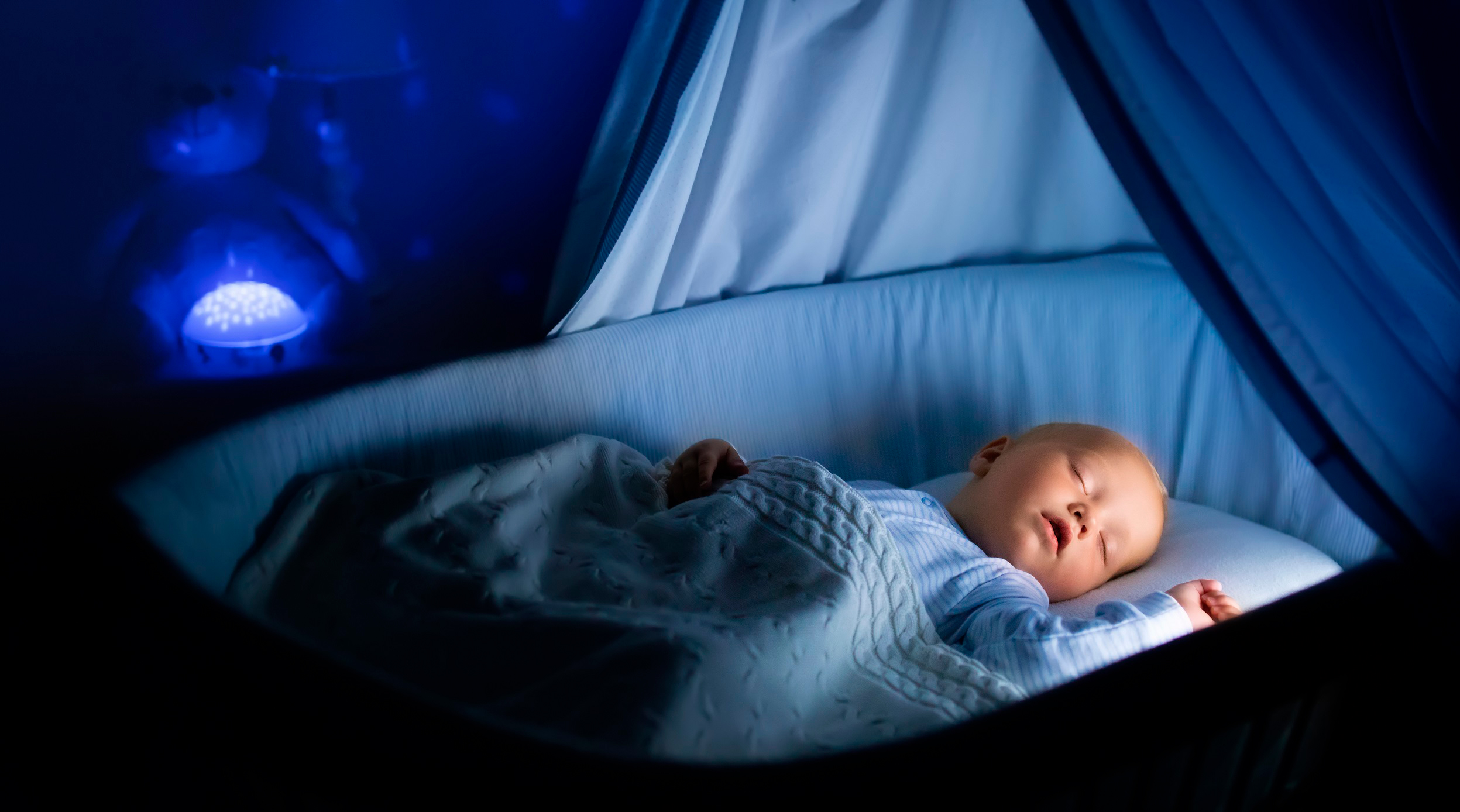 Будет ли будить. Ночь сон. Дитя ночи. Кроватка младенца сверху. Новорожденный малыш мальчик в люльке.