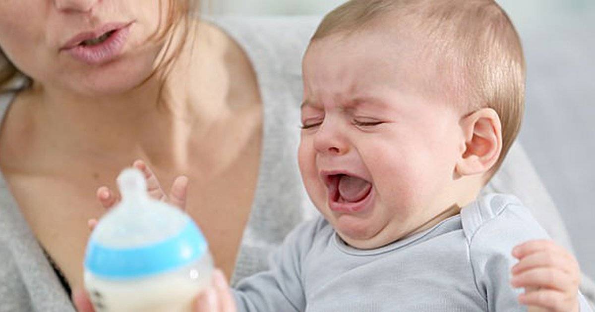 Ребенок срыгивает молоко после кормления новорожденный. Срыгивание у новорожденных. Срыгивание у новорожденных после кормления. Срыгивание фонтаном у грудничка. Срыгивание у новорожденных при грудном вскармливании.