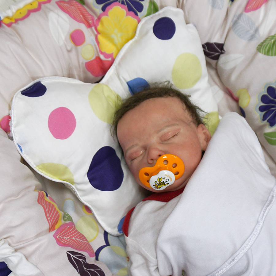 Анатомическая подушка для новорожденных: с какого возраста можно использовать, виды и особенности