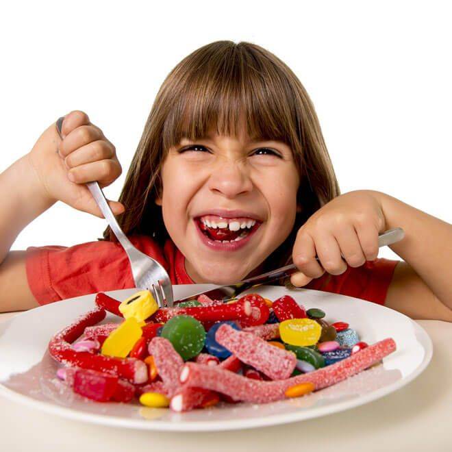 Ребенок ест много сладкого