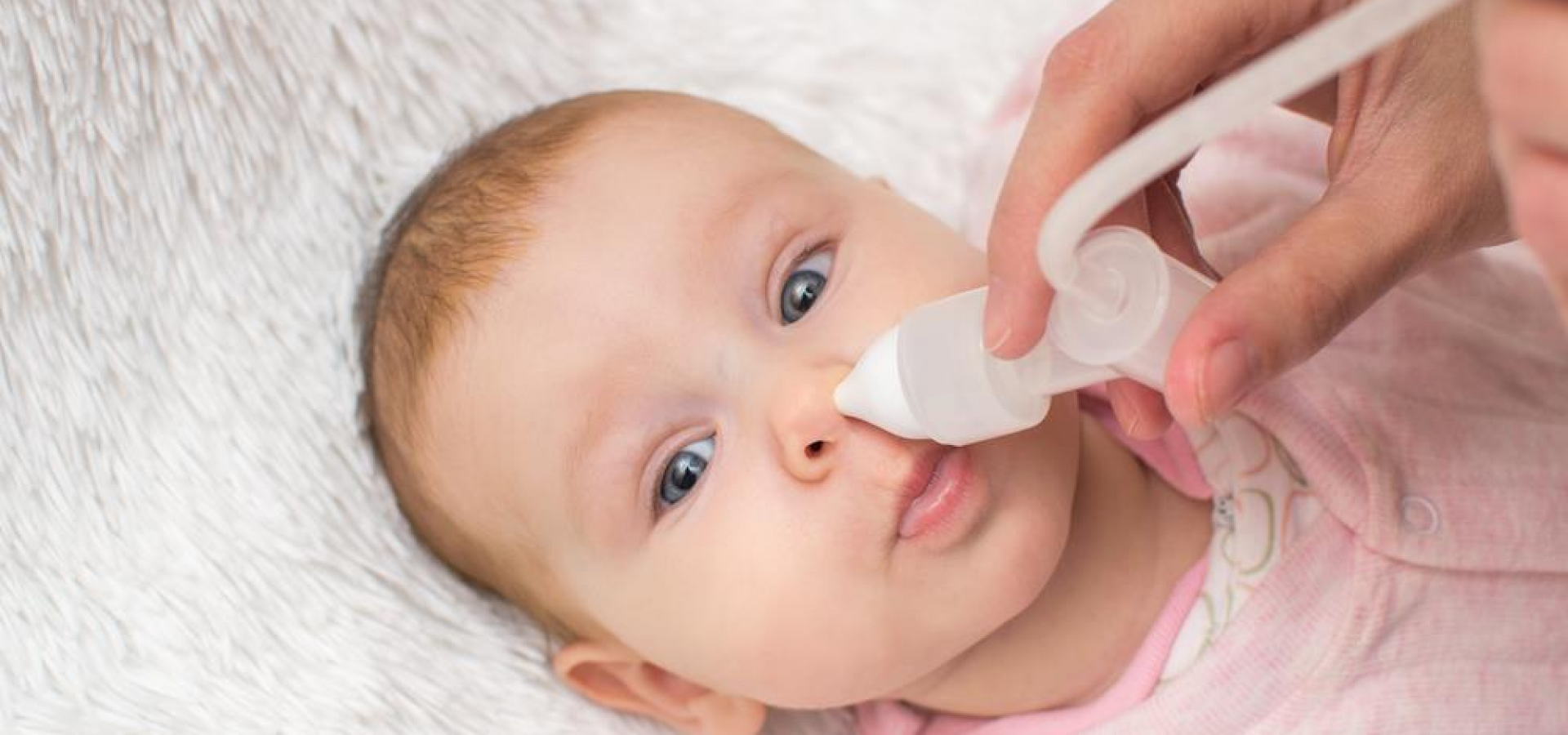 Заложен нос у ребенка в год. Насморк у новорожденных. Чистка носа у новорожденных.