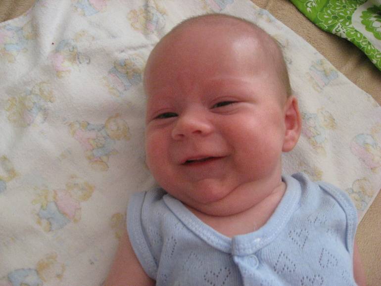 Первая улыбка ребенка. Улыбка месячного ребенка. Улыбка 2 месячного ребенка. Когда ребёнок начинает улыбаться осознанно. Когда младенец начинает улыбаться.