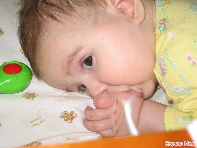 Взрослый ребенок сосет палец: причины, последствия и отучение от привычки