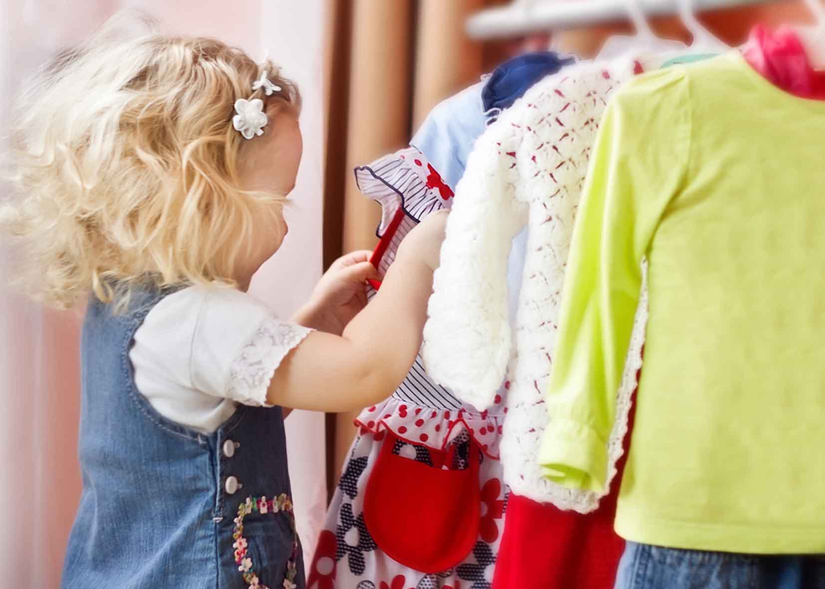 Почему ребенок не хочет одеваться и что с этим делать