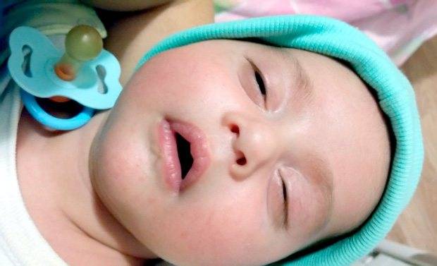 Почему ребенок спит с приоткрытыми глазами: причины :: syl.ru