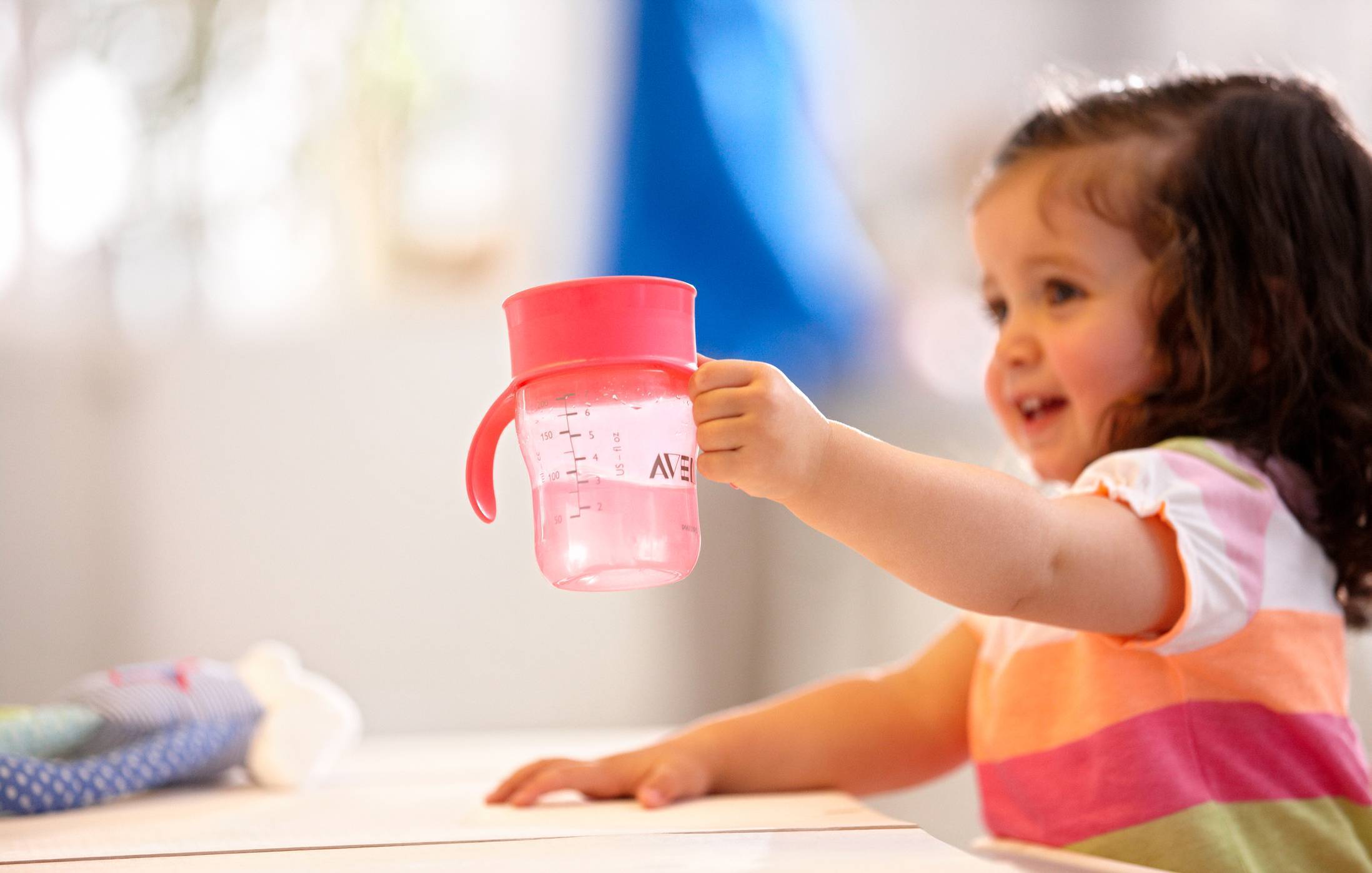 Как научить ребенка пить из кружки: 7 полезных советов для мам