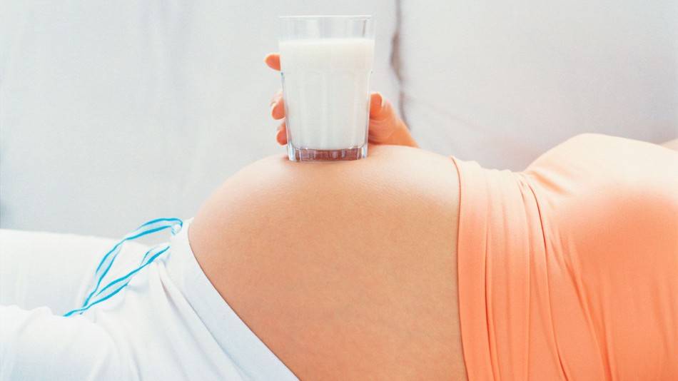 Можно ли при беременности пить козье или коровье молоко, и чем оно полезно для матери и ребенка: польза и противопоказания