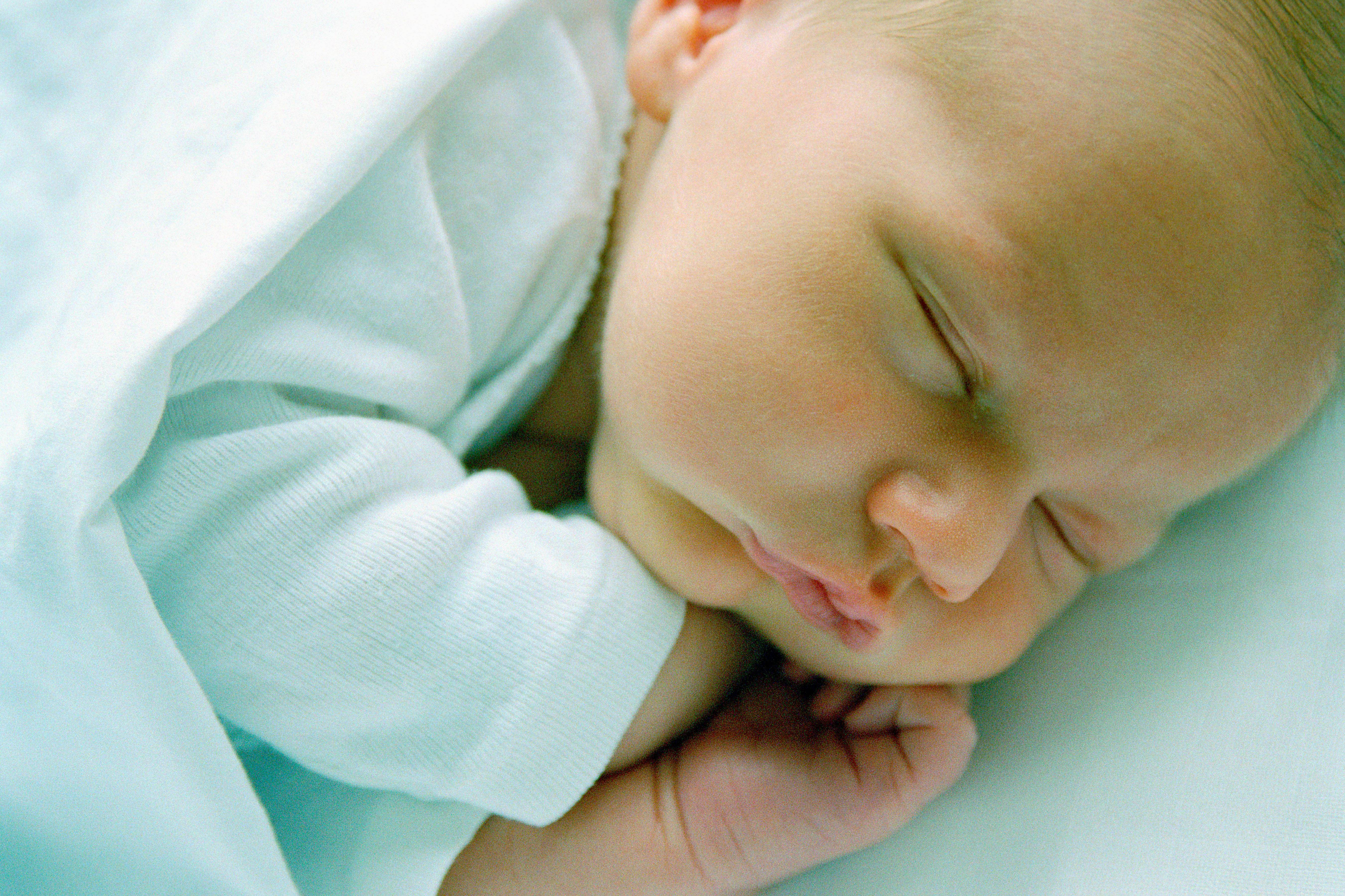 Почему трясется (дрожит) подбородок у новорожденных, грудничков и детей старше — lechimkrohu