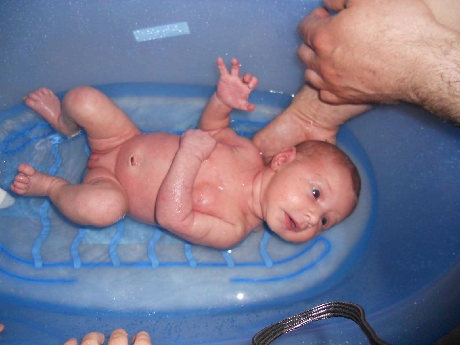 Купание новорожденного — какой должна быть температура воды, чтобы не навредить малышу?