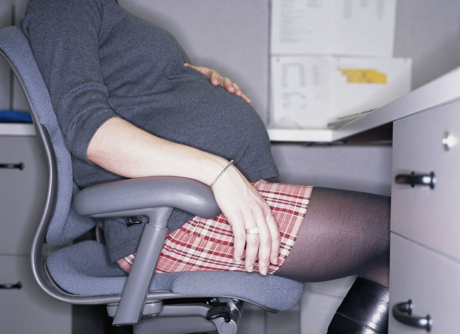 Почему нельзя сидеть на пороге, на углу стола, на корточках: приметы. почему беременным нельзя сидеть нога на ногу: приметы и суеверия