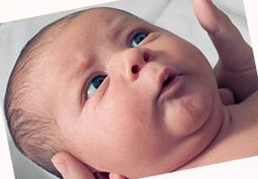 Почему новорожденный ребенок кряхтит: причины и что делать