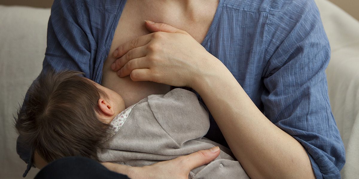 Кормящая мама застудила грудь: симптомы, что делать