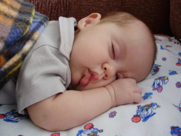 Как усыпить новорожденного. Беспокойный сон младенца. Грудной ребенок плохо засыпает. Убаюкивающее для ребенка фото. Если у крохи.