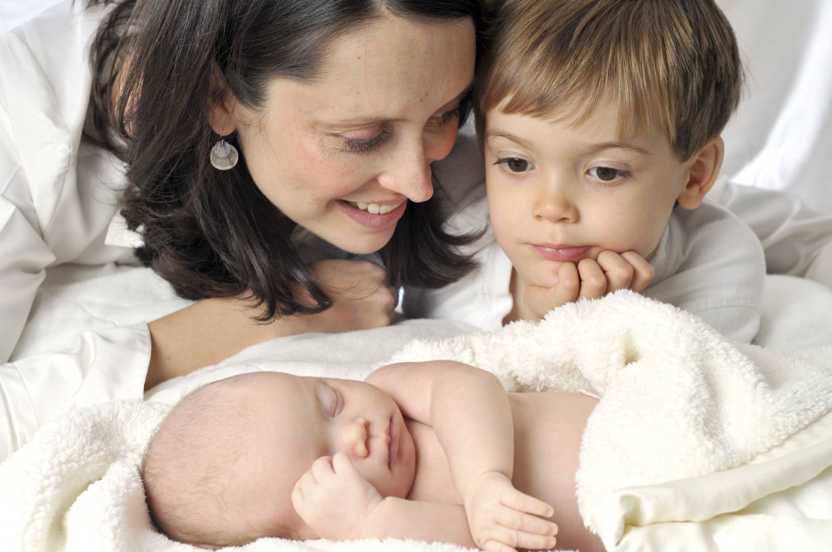 Как помочь старшему ребенку принять появление новорожденного
