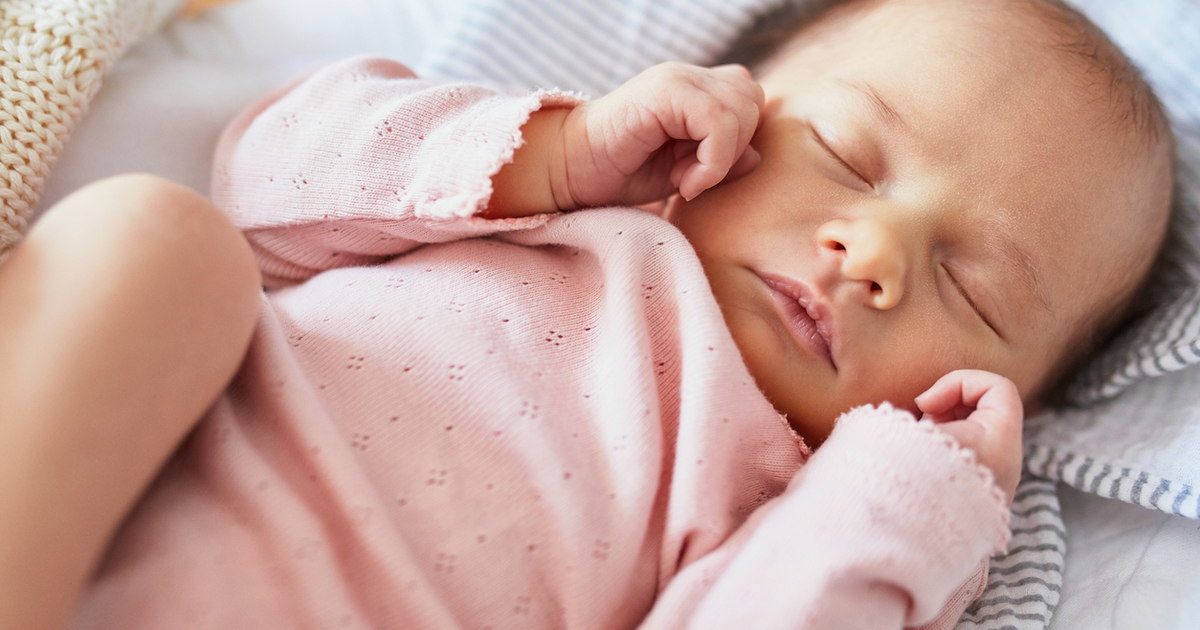 Почему новорожденный вздрагивает во сне и когда надо беспокоиться?