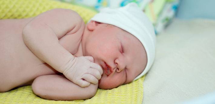 Все вопросы о появлении и способах помощи новорожденным при возникновении мозоли на губе