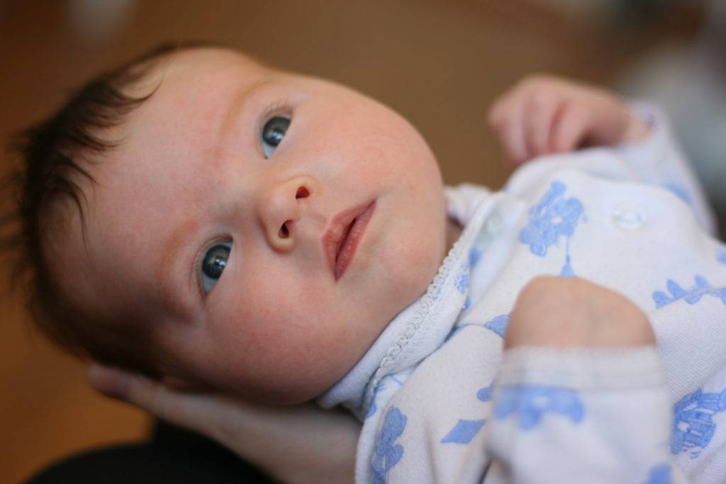 Почему ребенок 2 месяцев срыгивает. Срыгивание у новорожденных. Цвет срыгивания у новорожденных. Срыгивание фонтаном у грудничка. Коричневые срыгивания у грудничка.