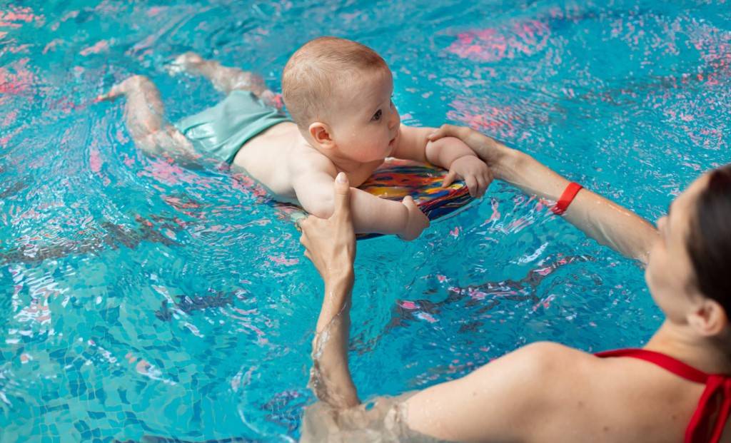 Грудничковое плавание: за и против, методики обучения в ванной и в бассейне.