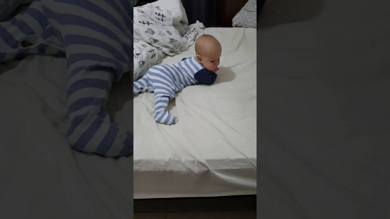 Ребёнок упал с кровати в 6 месяцев/ доктор комаровский