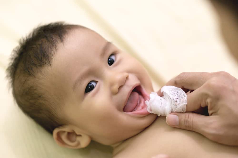 Почему грудничок может высовывать язык, в каких случаях нужно беспокоиться за новорожденного ребенка?