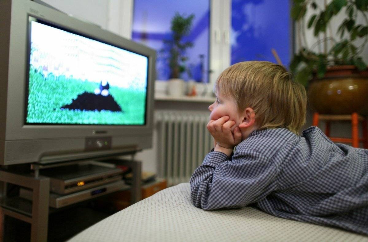 Дети и телевизор: с какого возраста, почему нельзя смотреть новорожденным