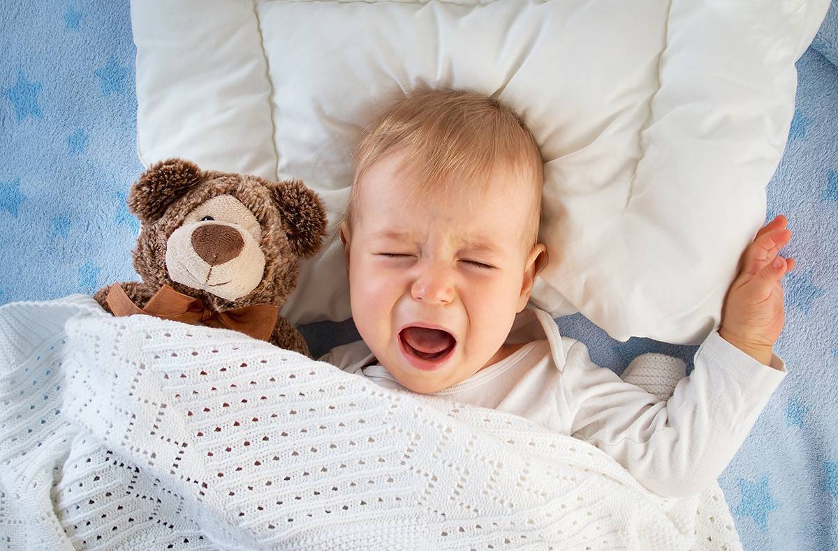 Грудничок весь день не спит: причины нарушения детского сна