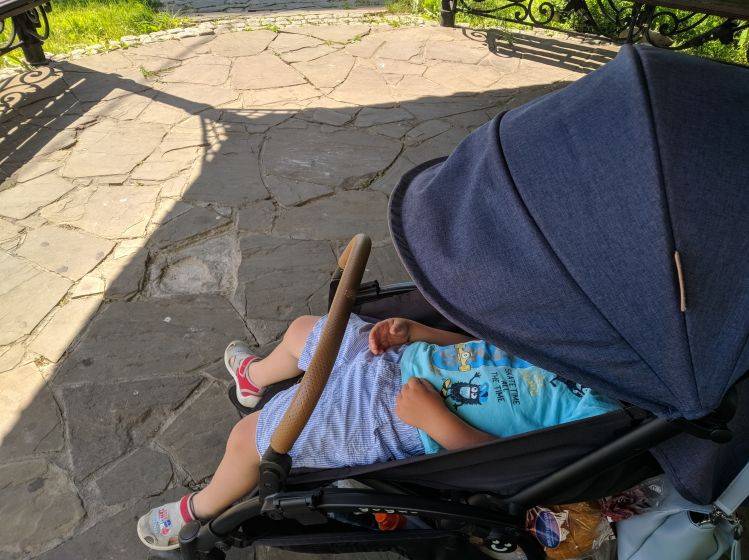 Что делать, если ребенок не лежит в коляске?