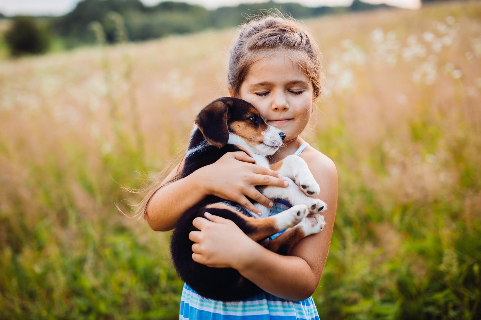 Не стоит заботиться. Девочка с собакой. Щенок на руках. Девочка обнимает собаку. Для детей. Животные.