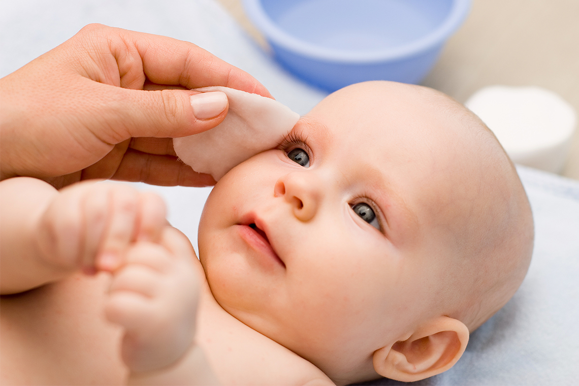 Чем промывать глаза новорожденному | уроки для мам