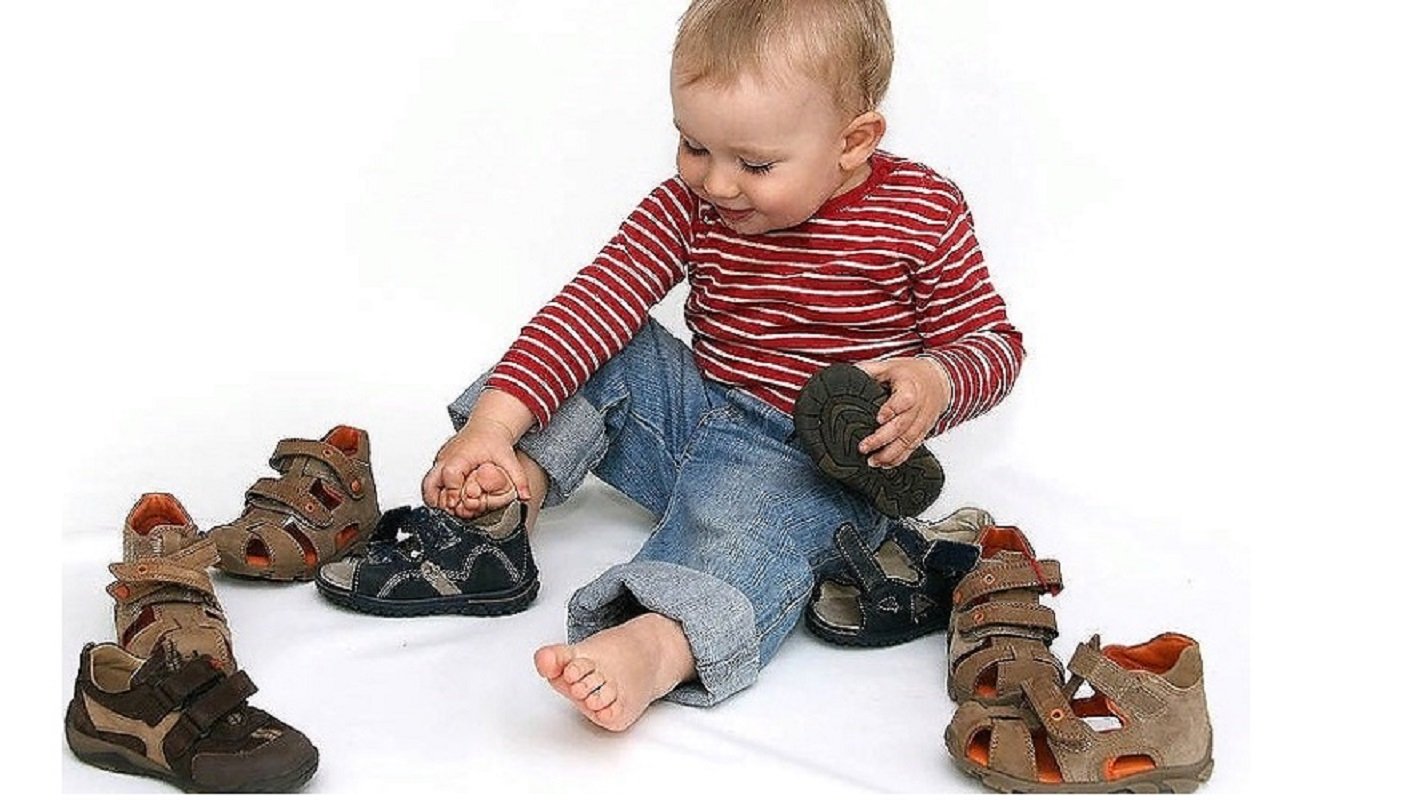 Когда ребенку одевать обувь. Обувь для детей. Ортопедическая обувь для детей мальчиков. Детские ноги в ортопедической обуви. Одежда и обувь для малышей.